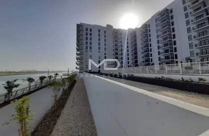 Outdoor Building image for: Apartment - 1 Bedroom - 1 Bathroom for rent in Waters Edge - Yas Island - Abu Dhabi, Image 1