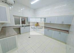 صورةمطبخ لـ: شقة - 3 غرف نوم - 5 حمامات للكراء في بني ياس - أبوظبي, صورة 1