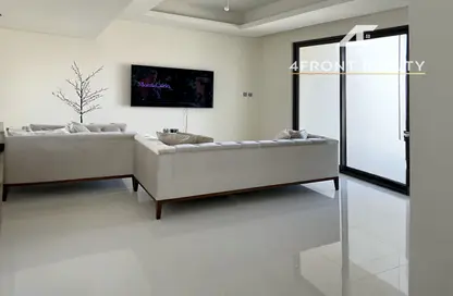 صورة لـ غرفة المعيشة تاون هاوس - 3 غرف نوم - 5 حمامات للايجار في فلل اوروم - كورستيا - داماك هيلز 2 - دبي ، صورة رقم 1