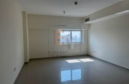 شقة - 2 غرف نوم - 3 حمامات للايجار في المساكن الحمراء - مدينة دبي الرياضية - دبي