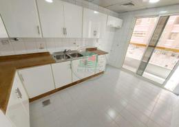 صورةمطبخ لـ: شقة - 2 غرف نوم - 2 حمامات للكراء في شارع إلكترا - أبوظبي, صورة 1