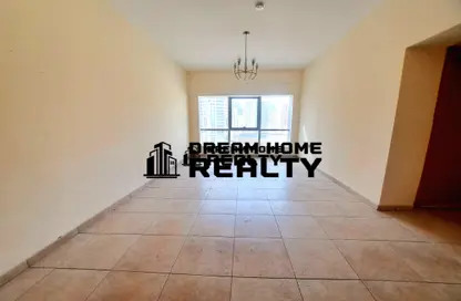Apartment - Studio - 1 Bathroom for rent in Yasmeen Tower - Al Majaz 2 - Al Majaz - Sharjah