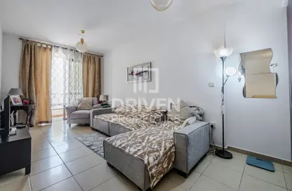 Living Room image for: Apartment - 1 Bathroom for sale in Murjan 2 - Murjan - Jumeirah Beach Residence - Dubai, Image 1