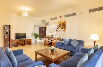 Living Room image for: Apartment - 3 Bedrooms - 3 Bathrooms for rent in Roda Amwaj Suites - Amwaj - Jumeirah Beach Residence - Dubai, Image 1