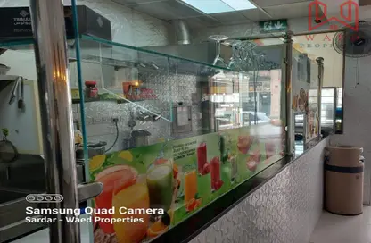 Shop - Studio for rent in Sheikh Hamdan Colony - Al Karama - Dubai