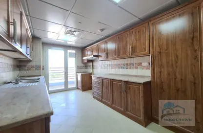 صورة لـ مطبخ شقة - غرفة نوم - 2 حمامات للايجار في فيلات مدينة خليفة آيه - مدينة خليفة أ - مدينة خليفة - أبوظبي ، صورة رقم 1