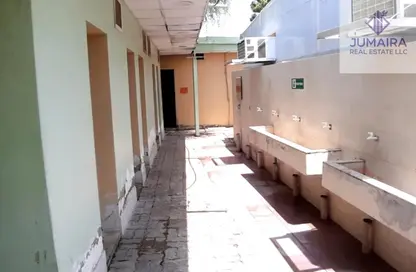 سكن عمال - استوديو - 8 حمامات للايجار في دفن النخيل - رأس الخيمة