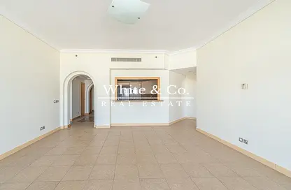 Apartment - 2 Bedrooms - 3 Bathrooms for rent in Al Khushkar - Shoreline Apartments - Palm Jumeirah - Dubai