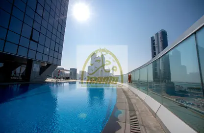 صورة لـ حوض سباحة شقة - 1 حمام للايجار في برج الجوهرة - شارع الكورنيش - أبوظبي ، صورة رقم 1