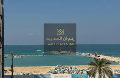 شقة - غرفة نوم - 2 حمامات للايجار في طريق كورنيش عجمان - عجمان