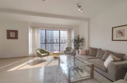 Living Room image for: Apartment - 3 Bedrooms - 3 Bathrooms for sale in Rimal 1 - Rimal - Jumeirah Beach Residence - Dubai, Image 1