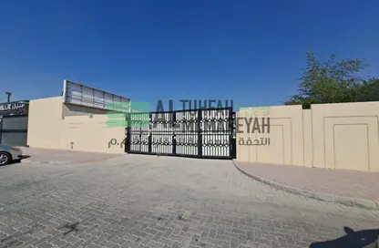 مستودع - استوديو - 2 حمامات للبيع في مدينة الإمارات الصناعية - الشارقة