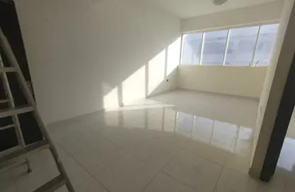 شقة - غرفة نوم - 2 حمامات للايجار في طريق كورنيش عجمان - عجمان