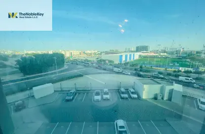 شقة - غرفة نوم - 2 حمامات للايجار في المساكن الحمراء - مدينة دبي الرياضية - دبي