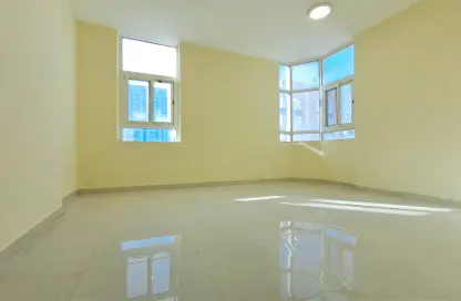 Apartment - 2 Bedrooms - 2 Bathrooms for rent in Khalidiya Tower - Khalidiya Street - Al Khalidiya - Abu Dhabi