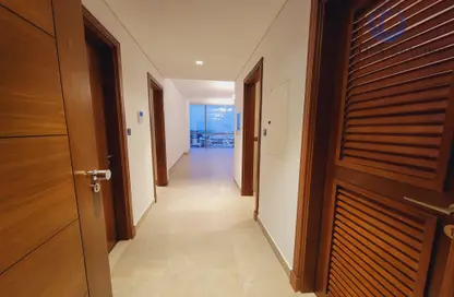 صورة لـ ردهة-ممر شقة - غرفة نوم - 2 حمامات للايجار في منطقة طريق المطار - منطقة القرهود - دبي ، صورة رقم 1