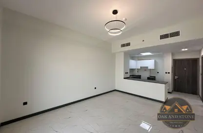 شقة - غرفة نوم - 2 حمامات للايجار في برج روكان C - برج روكان - روكان - دبي لاند - دبي