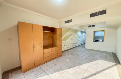 Apartment - Studio - 1 Bathroom for rent in Al Mulla 2 Building - Al Karama - Dubai Apartment - Studio - 1 Bathroom for rent in Al Mulla 2 Building - Al Karama - Dubai