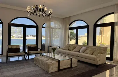 Living Room image for: Villa - 4 Bedrooms - 5 Bathrooms for sale in Garden Homes Frond E - Garden Homes - Palm Jumeirah - Dubai, Image 1