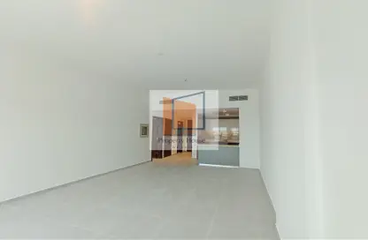 Empty Room image for: Apartment - 1 Bedroom - 2 Bathrooms for rent in Bloom Marina - Al Bateen - Abu Dhabi, Image 1