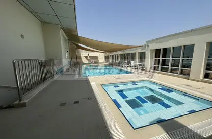 صورة لـ حوض سباحة شقة - 2 غرف نوم - 3 حمامات للايجار في مبنى مزون - شاطئ الراحة - أبوظبي ، صورة رقم 1