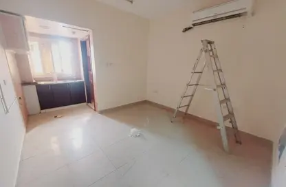 شقة - 1 حمام للايجار في طريق فاير ستاشن - مويلح - الشارقة شقة - 1 حمام للايجار في طريق فاير ستاشن - مويلح - الشارقة