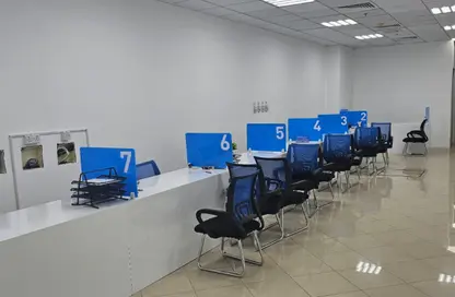 متجر - استوديو - 4 حمامات للايجار في طريق كورنيش عجمان - عجمان