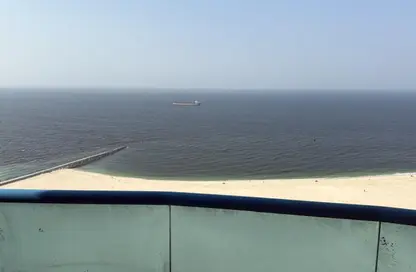 شقة - 3 غرف نوم - 4 حمامات للايجار في برج الكورنيش - طريق كورنيش عجمان - عجمان