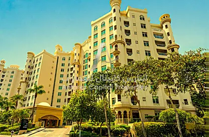 Apartment - 2 Bedrooms - 3 Bathrooms for sale in Shoreline Apartments - Palm Jumeirah - Dubai