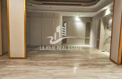 صالة عرض - استوديو - 2 حمامات للايجار في شارع الكورنيش - أبوظبي