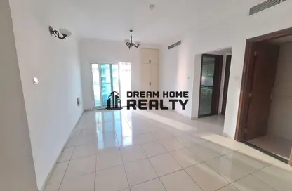 شقة - غرفة نوم - 2 حمامات للايجار في التعاون - الشارقة