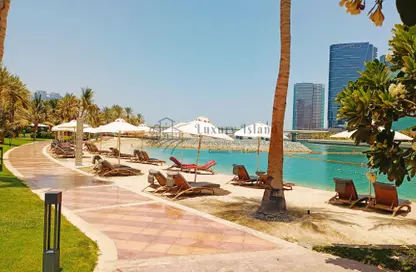 صورة لـ حوض سباحة شقة - 4 غرف نوم - 6 حمامات للايجار في شاطئ روتانا - منطقة النادي السياحي - أبوظبي ، صورة رقم 1