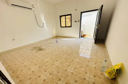 Empty Room image for: Apartment - 1 Bathroom for rent in Al Falahi Tower - Danet Abu Dhabi - Abu Dhabi, Image 1