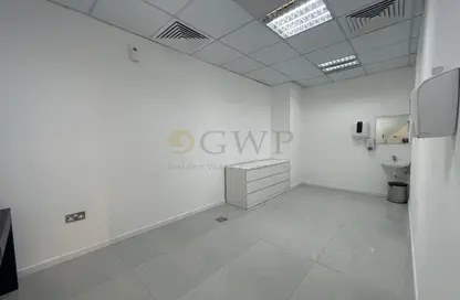 Empty Room image for: Office Space - Studio - 2 Bathrooms for rent in Capital Golden Tower - Business Bay - Dubai, Image 1