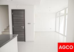 صورةغرفة فارغة لـ: تاون هاوس - 3 غرف نوم - 3 حمامات للبيع في فلل اكنان - فاردون - داماك هيلز 2 - دبي, صورة 1