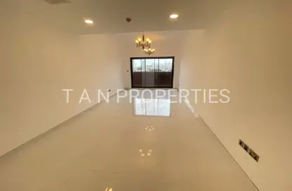 شقة - غرفة نوم - 2 حمامات للايجار في بناية تريو - البرشاء 1 - البرشاء - دبي