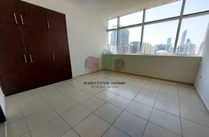 شقة - 2 غرف نوم - 3 حمامات للايجار في برج الإمارات - شارع حمدان - أبوظبي