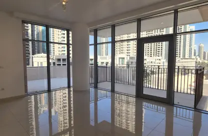 Apartment - 1 Bedroom - 2 Bathrooms for rent in Boulevard Crescent 2 - BLVD Crescent - Downtown Dubai - Dubai