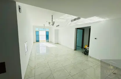 شقة - 2 غرف نوم - 2 حمامات للايجار في برج الكورنيش - طريق كورنيش عجمان - عجمان