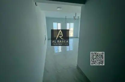 شقة - 2 غرف نوم - 2 حمامات للايجار في طريق كورنيش عجمان - عجمان