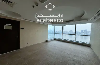 نصف طابق - استوديو - 1 حمام للايجار في كورنيش البحيرة - الشارقة