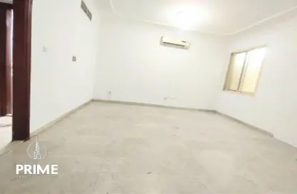 صورة لـ غرفة فارغة شقة - 1 حمام للايجار في الكرامة - أبوظبي ، صورة رقم 1