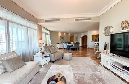 Living Room image for: Apartment - 3 Bedrooms - 3 Bathrooms for sale in Al Khushkar - Shoreline Apartments - Palm Jumeirah - Dubai, Image 1