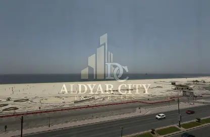 شقة - غرفة نوم - 2 حمامات للايجار في مساكن كورنيش عجمان - طريق كورنيش عجمان - عجمان