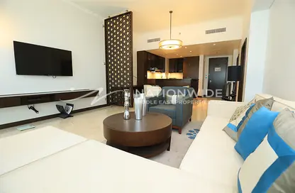 Living Room image for: Apartment - 1 Bedroom - 2 Bathrooms for sale in Fairmont Marina Residences - The Marina - Abu Dhabi, Image 1