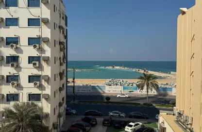 شقة - غرفة نوم - 2 حمامات للايجار في طريق كورنيش عجمان - عجمان