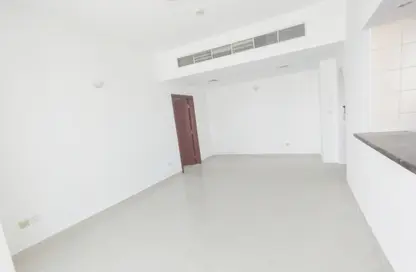 شقة - غرفة نوم - 2 حمامات للايجار في تفريعة القنال 1 - أبراج الجولف - مدينة دبي الرياضية - دبي
