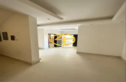 صورة لـ غرفة فارغة فيلا - 7 غرف نوم - 7 حمامات للبيع في المشرف - أبوظبي ، صورة رقم 1