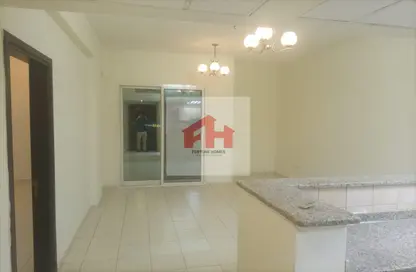 شقة - غرفة نوم - 2 حمامات للايجار في طراز إنجليزي - المدينة الدولية - دبي