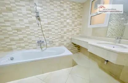 صورة لـ حمام شقة - 3 غرف نوم - 3 حمامات للايجار في بناية المرور - شارع سلطان بن زايد الاول - منطقة المرور - أبوظبي ، صورة رقم 1